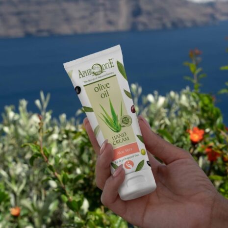 intense-hydration-hand-cream-with-aloe-vera-moist-complex-in-action